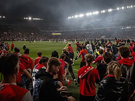 Slavisti�tí fanou�ci bezhlav� vbíhají na h�i�t�, a�koliv derby se Spartou je�t�...
