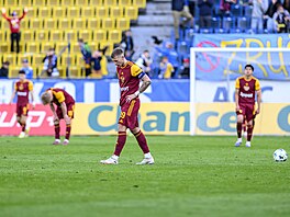Zklamaní fotbalisté pra�ské Dukly po prohraném utkání v Teplicích.