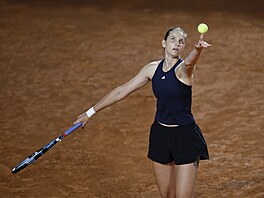 Karolína Plí�ková servíruje na turnaji v �ím�.