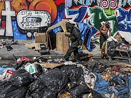 To vymezení v �ase a prostoru ale pon�kud kolísá, p�etéká i do sousedních �ástí...