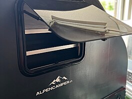 Alpencamper díky tomu ozna�uje své p�ív�sy jako �three-season camper�. Tedy...