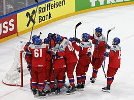 �e�tí hokejisté slaví triumf nad �védskem.