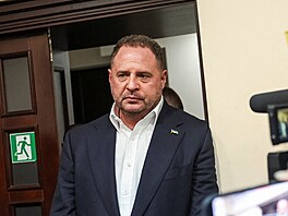 Bývalý �éf kancelá�e ukrajinského prezidenta Andrij Jermak p�ichází k soudu v...
