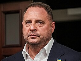 Bývalý �éf kancelá�e ukrajinského prezidenta Andrij Jermak p�ichází k soudu v...