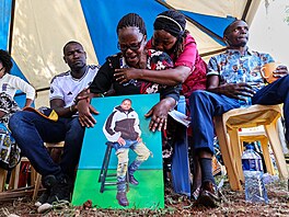 Bibiana Wangariová dr�í portrét svého syna Charlese Waithaky Wangariho b�hem...