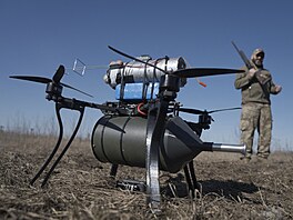 Vojáci ukrajinské dronové jednotky testují optické drony p�ed nasazením na...