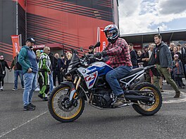 Prezident Petr Pavel na závodech mistrovství sv�ta superbik� v Most� (kv�ten...