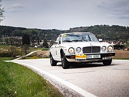 Vít�zná rodinná posádka �t�pána a Alberta Panceových na Jaguaru XJ z roku 1983.
