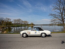 St�íbro brala ma�arská posádka Endre Szabó a Melinda Gömöri na Mercedesu 230 SL...