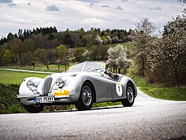 Nejstar�í závodní auto rally, s rodinnou posádkou Krajníkových, Jaguar XK 120...