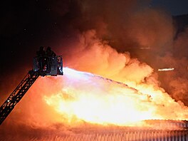 Hasi�i bojují s po�árem v Izmajlovském Kremlu. (13. kv�tna 2026)