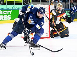 Hannes Bjorninen z Finska se sna�í dostat p�ed n�meckou bránu.