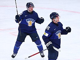 Fin�tí hokejisté Anton Lundell (vp�edu) a Sakari Manninen slaví gól Ameri�an�m.