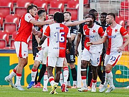 Hrá�i Slavie slaví vedoucí gól proti Jablonci.