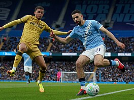 Ait-Nouri z Manchesteru City se sna�í odcentrovat p�es bránícího Johnsona.