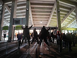 Fanou�ci Slavie bedliv� sledují zápas s Jabloncem, jen�e p�ed stadionem.