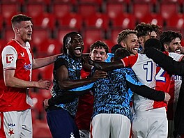 Bez fanou�k�, ale s titulem. Fotbalisté Slavie slaví ligový triumf v sezon�...