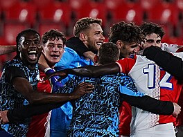 Titulová radost hrá�� Slavie po výh�e nad Jabloncem.
