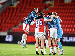 Mist�i. Fotbalisté Slavie slaví p�ed prázdnými tribunami zisk ligového titulu.