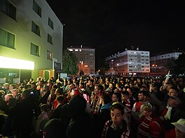 Slávisti�tí fanou�ci zaplnili prostranství p�ed Edenem.