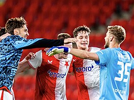 Hrá�i Slavie b�í za branká�em Markovi�em po výh�e nad Jabloncem.
