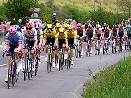Cyklisté na trati t�etí etapy Gira