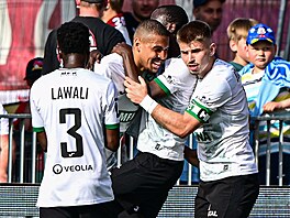 Karvin�tí fotbalisté se radují z gólu úto�níka Kahuana Viníciuse.