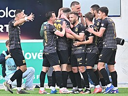 Fotbalisté Hradce Králové se radují z gólu Ond�eje Mihálika v utkání proti...