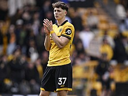 Obránce Ladislav Krej�í z Wolverhamptonu po zápase zdraví diváky.