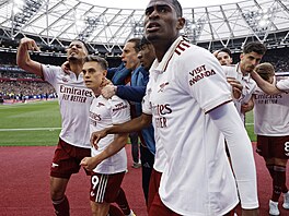 Fotbalisté Arsenalu oslavují gól Leandra Trossarda.+