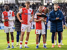 Fotbalisté Slavie p�ed svými fanou�ky po proh�e v Hradci Králové