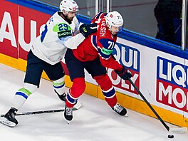 Eskild Bakke Olsen z Norska s pukem p�ed Aleksandarem Magova�em ze Slovinska