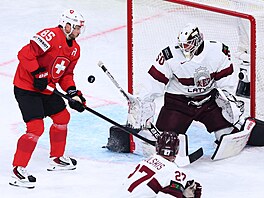 �výcar Sven Andrighetto v �anci p�ed branká�em Kristersem Gudlevskisem z...