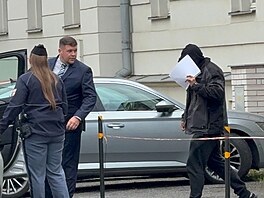 Podez�elý z kráde�e lebky svaté Zdislavy odchází od soudu, kde se jednalo o...