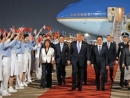 Uvítací ceremoniál pro americkou delegaci na leti�ti v Pekingu, kde se...