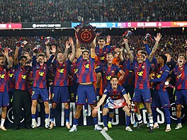 Fotbalisté Barcelony slaví zisk mistrovského titulu ve �pan�lské lize.