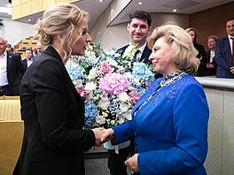 Bývalá ruská ombudsmanka Ta�jana Moskalkovová p�edává funkci Jan� Lantratovové....