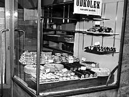 Jedna z pra�ských výloh - cukrá�ství. (15. února 1950)