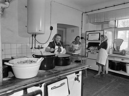 JZD Rabín na Prachaticku - pohled do závodní kuchyn� p�i p�íprav� ob�da. (9....