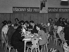 Pohled do jídelny závodní kuchyn� n.p. Tesla v Praze IX. (28. ledna 1949)