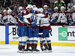 Hokejisté Colorada slaví branku b�hem �tvrtého zápasu druhého kola play off NHL.