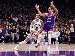 Eli�ka Hamzová p�i své premié�e v sout�ním zápase WNBA, brání ji Srbka Jovana...