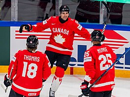 John Tavares slaví první branku na �ampionátu s Robertem Thomasem a Darnellem...