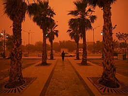 Píse�ná bou�e v iráckém Nad�afu p�ebarvila nebe na oran�ovo. (18. kv�tna 2026)
