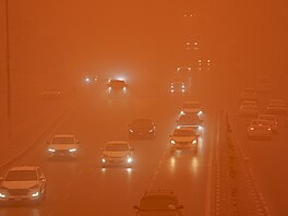 Píse�ná bou�e v iráckém Nad�afu p�ebarvila nebe na oran�ovo. (18. kv�tna 2026)