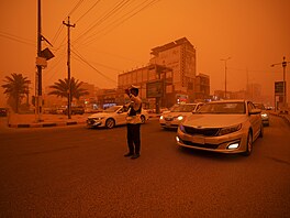 Píse�ná bou�e v iráckém Nad�afu p�ebarvila nebe na oran�ovo. (18. kv�tna 2026)