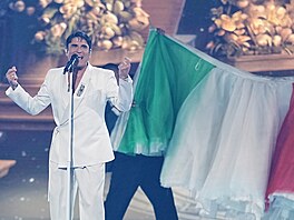 Italský reprezentant Sal Da Vinci p�i svém finálovém vystoupení na Eurovision...