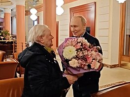 Ruský prezident Vladimir Putin zachycen p�i p�íjezdu na setkání se svou bývalou...