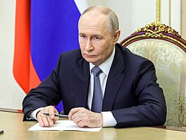 Ruský prezident Vladimir Putin p�i hlá�ení o úsp�ném odpálení...