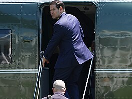 Americký ministr zahrani�í Marco Rubio opou�tí Bílý d�m a vydává se na cestu do...